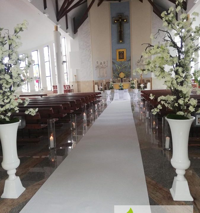 kosciol-dywan-bialy-wazony-kwiaty-dekoracja-angeldecorations-wypozyczalnia