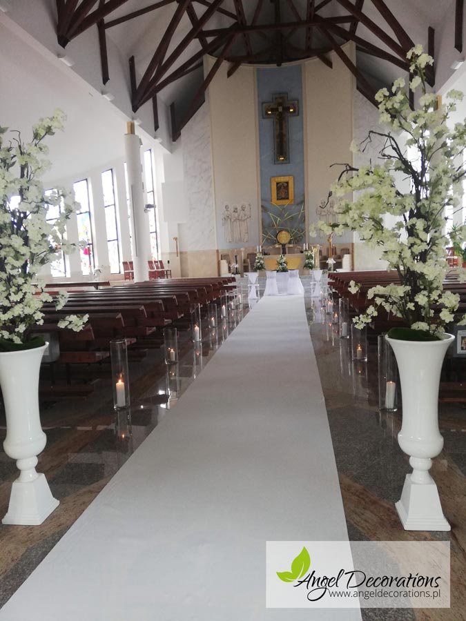 kosciol-dywan-bialy-wazony-kwiaty-dekoracja-angeldecorations-wypozyczalnia