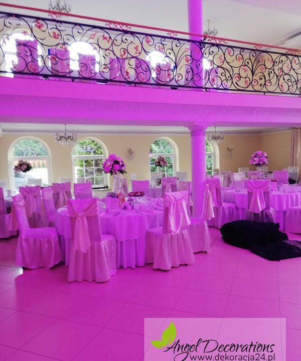 sala-stoliki-rozowy-dekoracje-kwiaty-stolki-AngelDecorations-Krakow